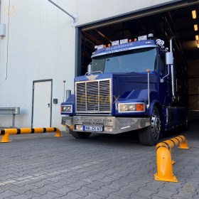 Guías de alineación tubulares para centrado de camiones en muelles de carga